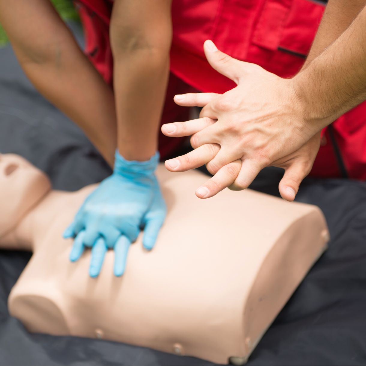 Learner completing CPR training as part of an Emergency First Aid at Work e-learning course, covering life-saving resuscitation techniques and emergency response procedures.